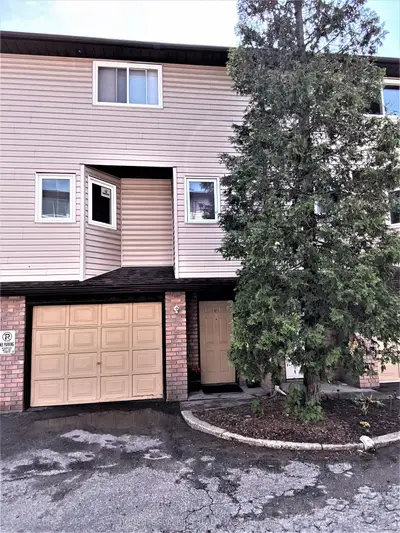 Att/Row/Townhouse in Brantford