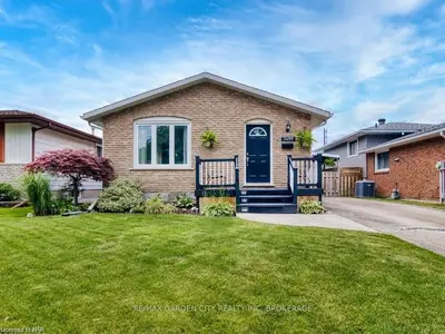 Detached in Niagara Falls