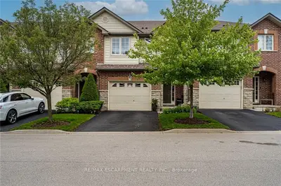 Condo Townhouse in Hamilton