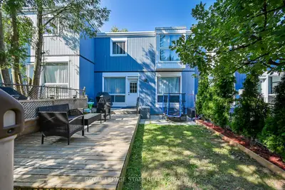 Condo Townhouse in Hamilton
