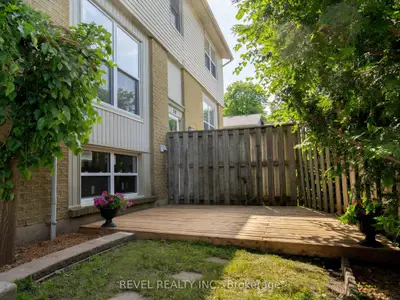 Condo Townhouse in London South
