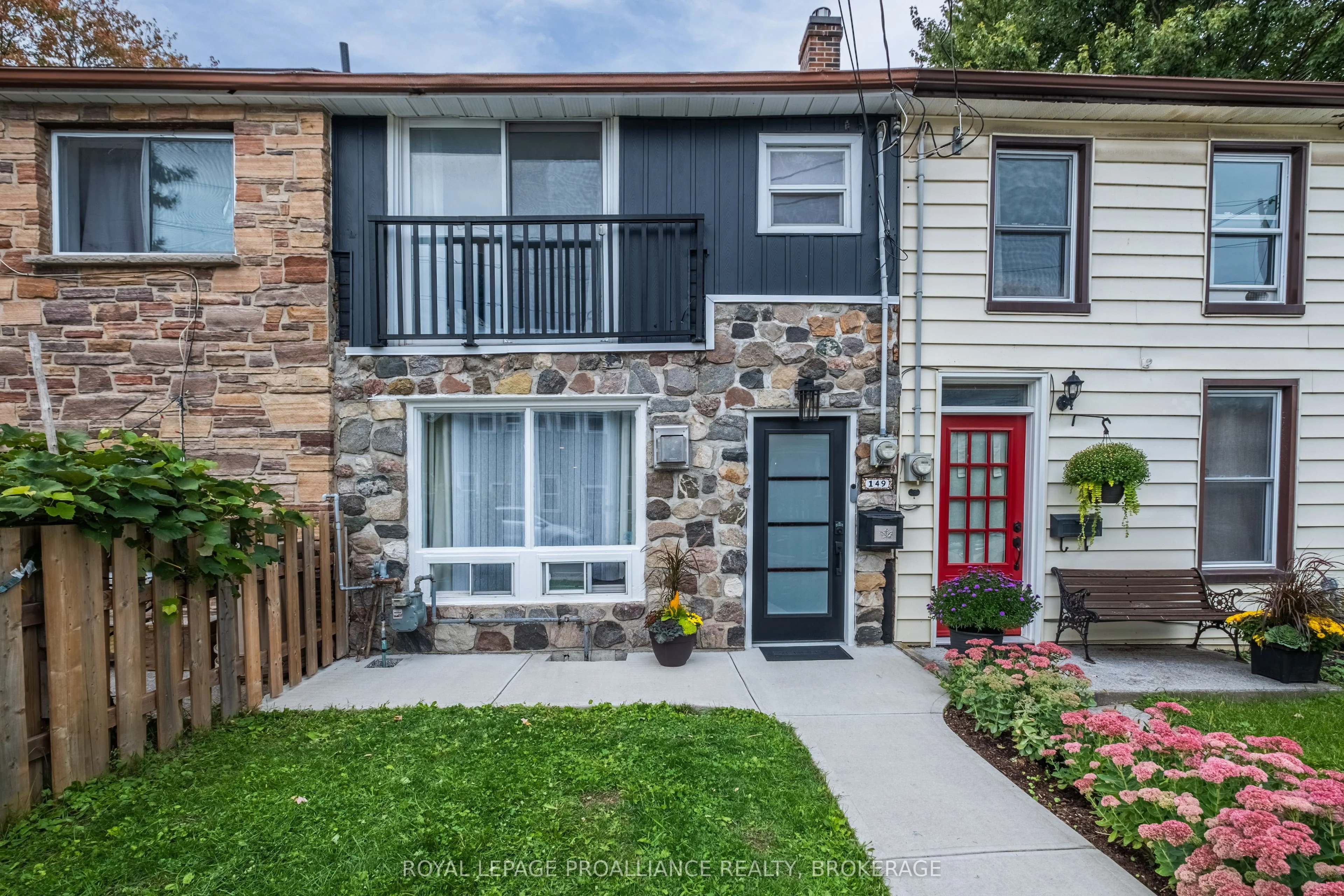 Att/Row/Townhouse in Kingston