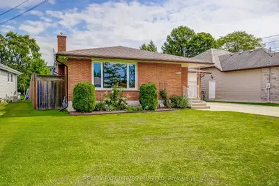 Detached in Niagara Falls