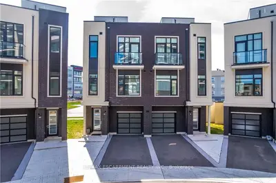 Condo Townhouse in Grimsby
