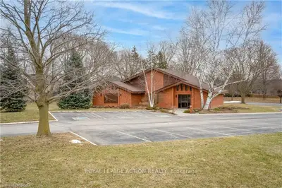 Detached in Brant