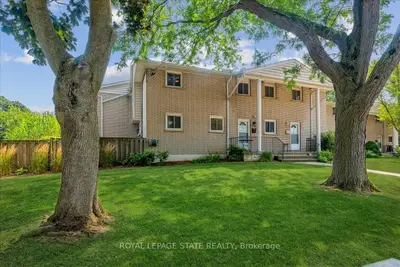 Condo Townhouse in Hamilton