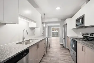 Att/Row/Townhouse in Minto