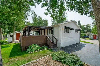 Leasehold Condo in Puslinch