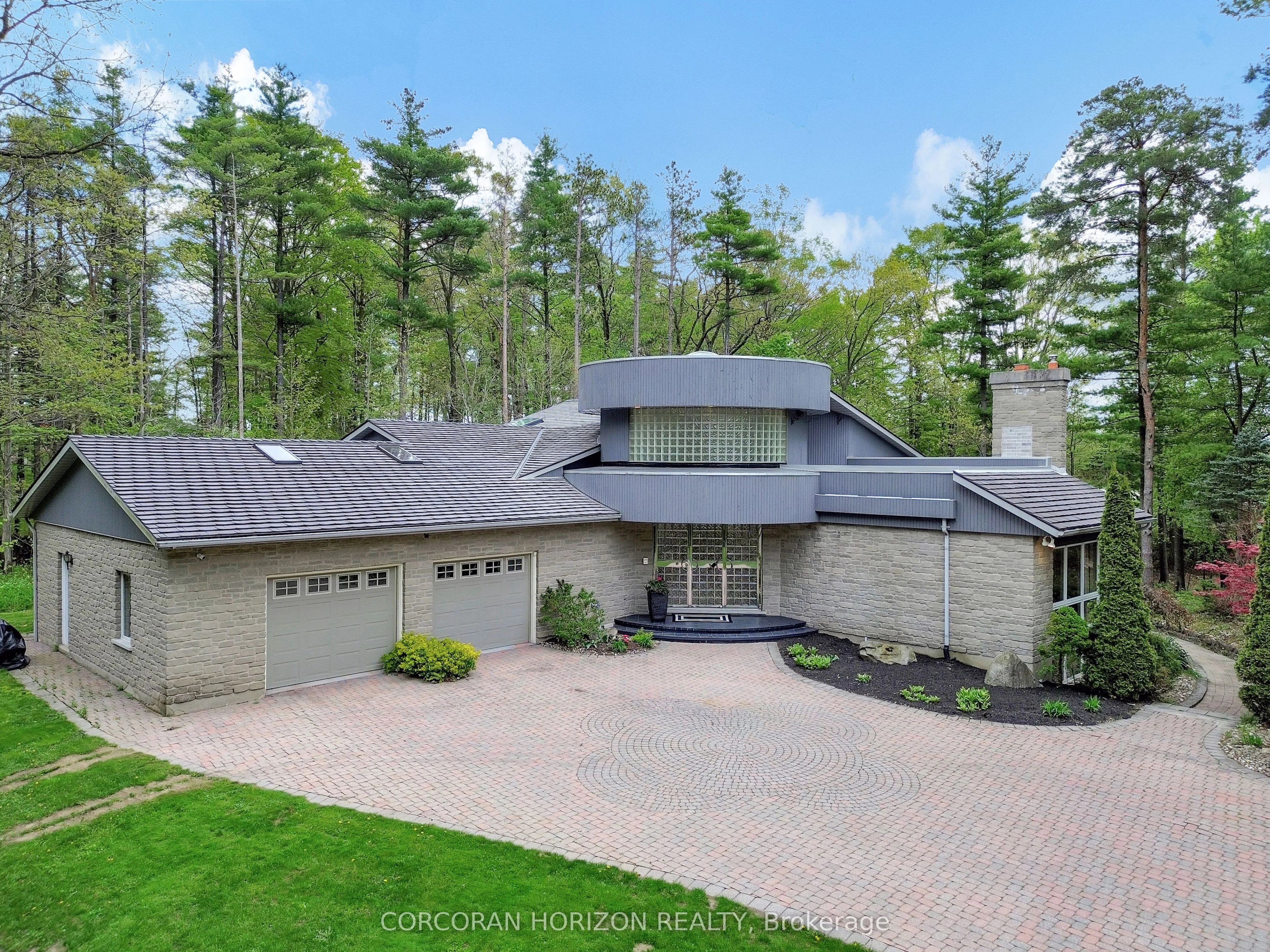Detached in Puslinch