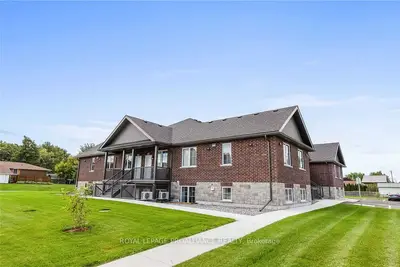 Condo Townhouse in Cramahe