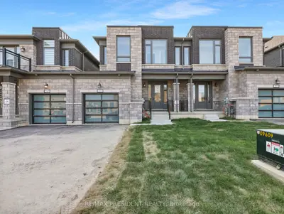 Att/Row/Townhouse in Woodstock