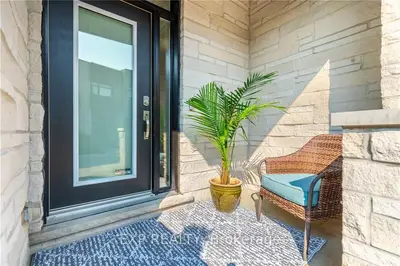 Condo Townhouse in Hamilton