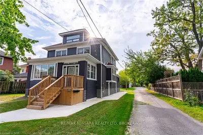 Detached in Niagara Falls