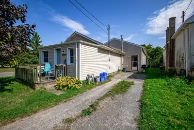 Detached in Niagara Falls