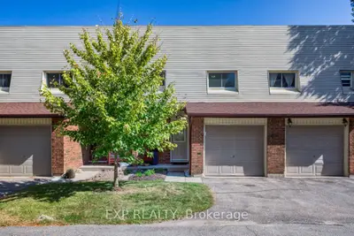 Condo Townhouse in Hamilton