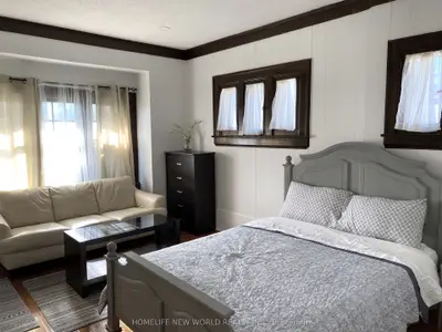 Detached in Niagara Falls