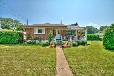 Detached in Niagara Falls