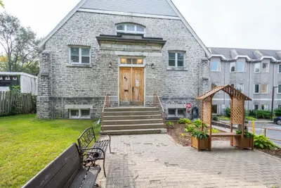 Leasehold Condo in Belleville
