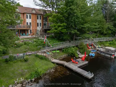 Att/Row/Townhouse in Bracebridge