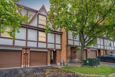 Condo Townhouse in Hamilton