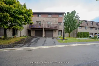 Condo Townhouse in Hamilton