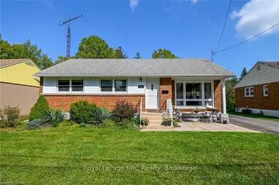 Detached in Niagara Falls