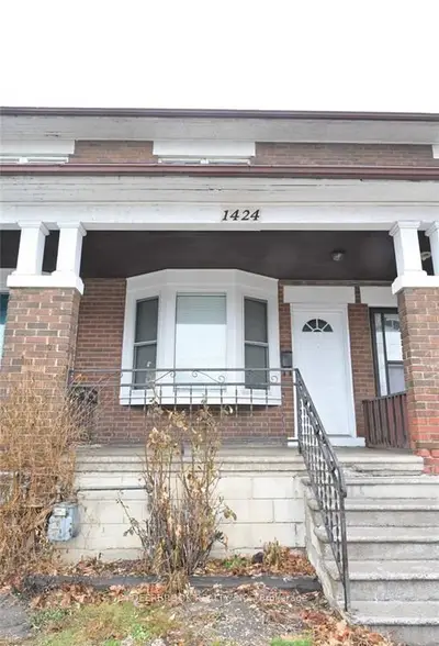 Att/Row/Townhouse in Windsor