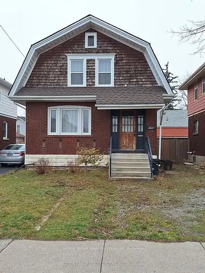 Detached in Niagara Falls