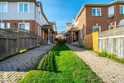 Att/Row/Townhouse in Hamilton