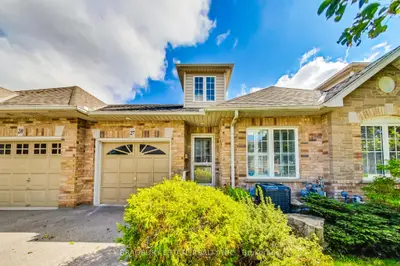 Condo Townhouse in Hamilton