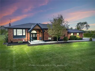 Detached in Niagara Falls