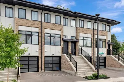 Condo Townhouse in Hamilton