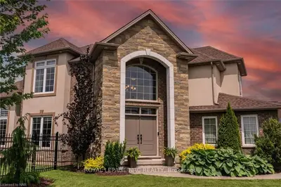 Detached in Niagara Falls