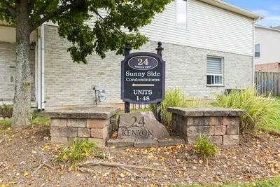 Condo Townhouse in Grimsby