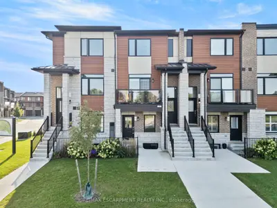 Condo Townhouse in Hamilton