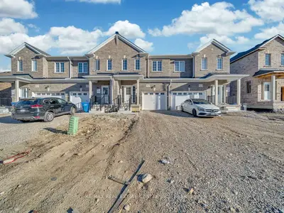 Att/Row/Townhouse in Southgate