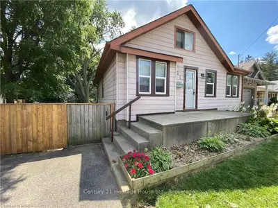 Detached in Brantford