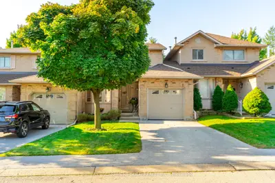 Condo Townhouse in Hamilton
