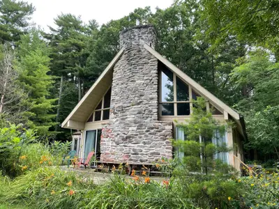 Detached in Prince Edward County