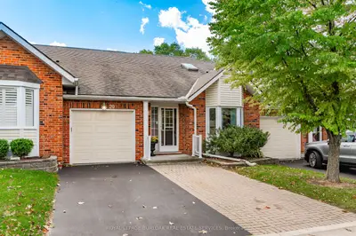 Condo Townhouse in Hamilton