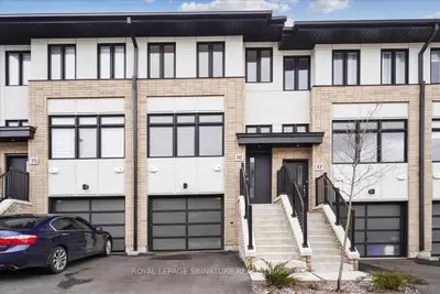 Condo Townhouse in Hamilton