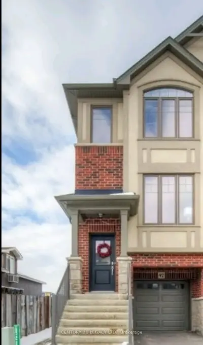Att/Row/Townhouse in Hamilton