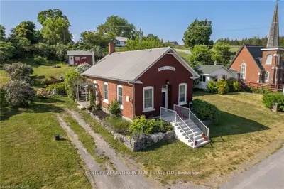 Detached in Prince Edward County
