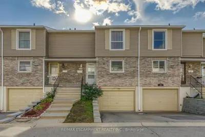Condo Townhouse in Hamilton