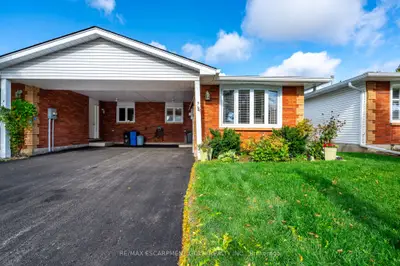 Condo Townhouse in Haldimand