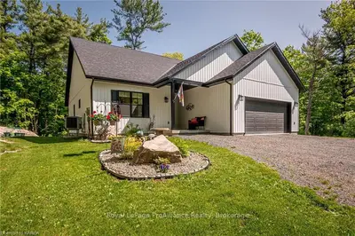 81 Edgewater Lane, Front Of Leeds & Seeleys Bay, On K0e 1l0