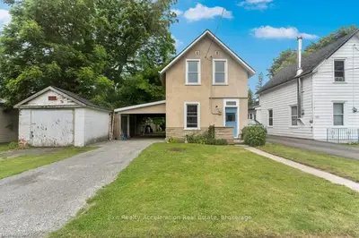 Detached in Deseronto