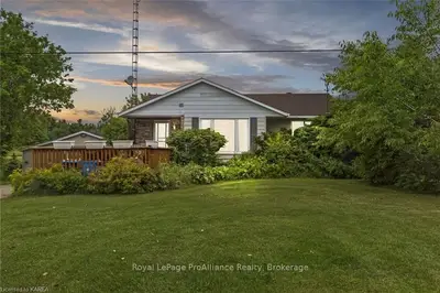 22 Berry Road, Front Of Leeds & Seeleys Bay, On K7g 2v3