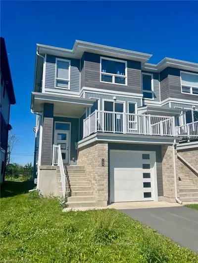 Att/Row/Townhouse in Loyalist