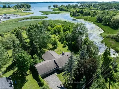 Detached in Front of Leeds & Seeleys Bay